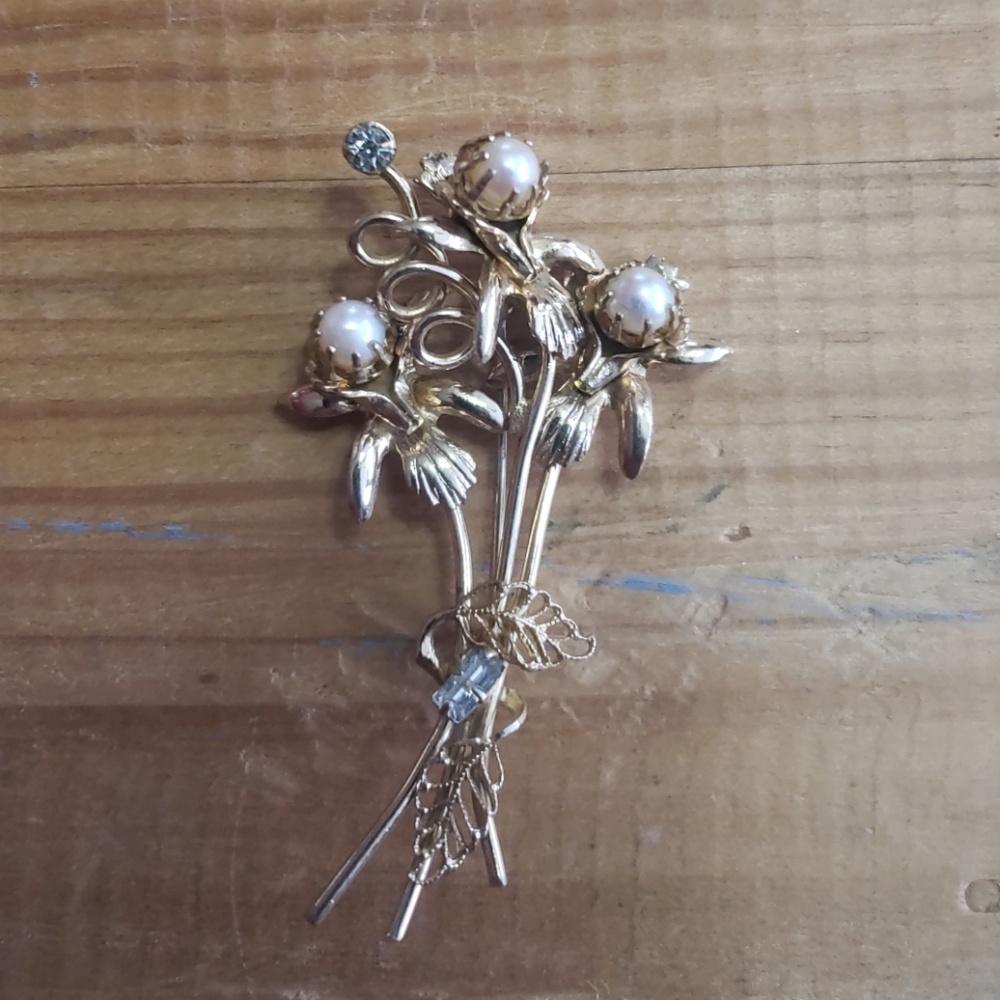 Vintage, gold tone, faux, pearl, rhinestone brooch